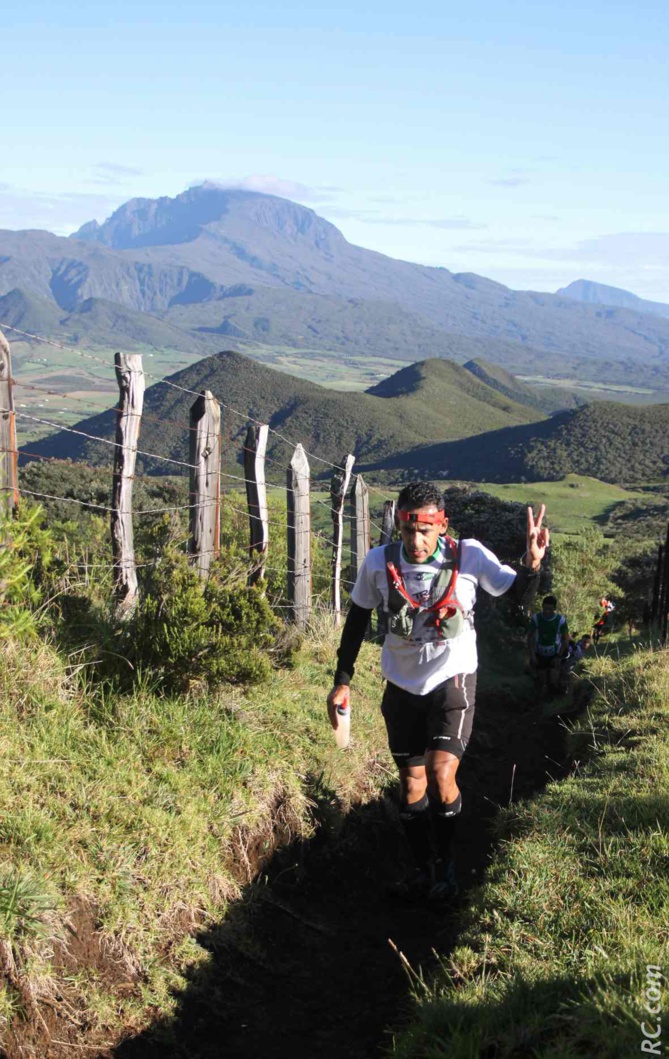 On est vers le 7ème km, le Piton des Neiges (en arrière-plan) se laisse admirer… On est vers le 7ème km, le Piton des Neiges (en arrière-plan) se laisse admirer…