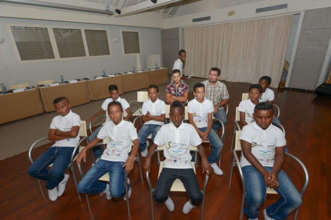 Les 9 jeunes et les éducateurs Les 9 jeunes et les éducateurs