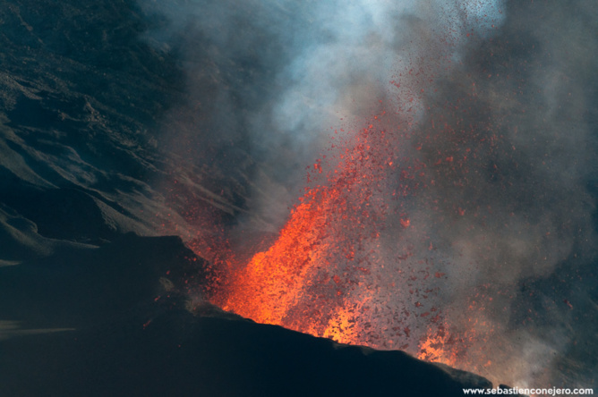 Eruption du Piton de la Fournaise 17 mai 2015, crédit photo:www.sebastienconejero.com