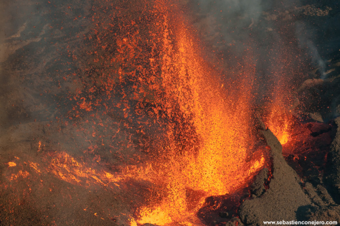 Eruption du Piton de la Fournaise 17 mai 2015, crédit photo:www.sebastienconejero.com Eruption du Piton de la Fournaise 17 mai 2015, crédit photo:www.sebastienconejero.com