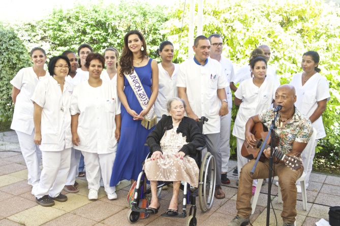 Vanille M'Doihoma avec Mme Bordel (100 ans déjà) et une partie du personnel de l'ULSD Vanille M'Doihoma avec Mme Bordel (100 ans déjà) et une partie du personnel de l'ULSD