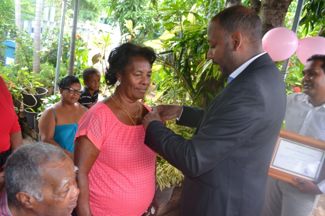 Régine Hodgi décorée de la médaille de La Famille Française Régine Hodgi décorée de la médaille de La Famille Française