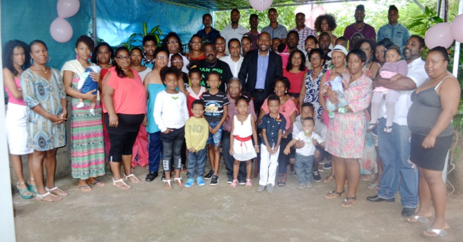 Régine Hodgi décorée de la médaille de La Famille Française Régine Hodgi décorée de la médaille de La Famille Française