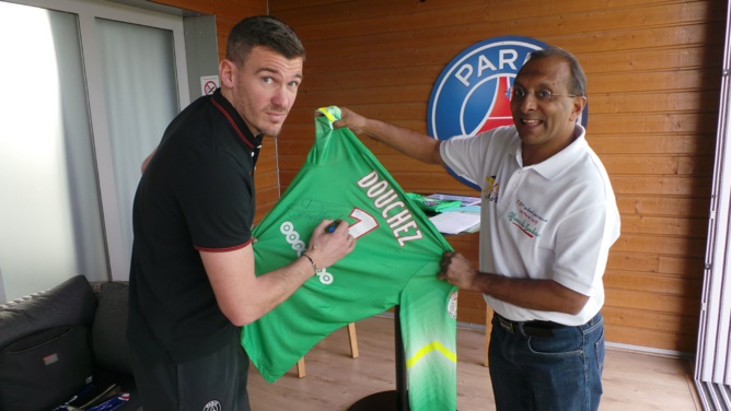 Le gardien du PSG dans l'île<br>Nicolas Douchez invité par 1000 Sourires Le gardien du PSG dans l'île<br>Nicolas Douchez invité par 1000 Sourires