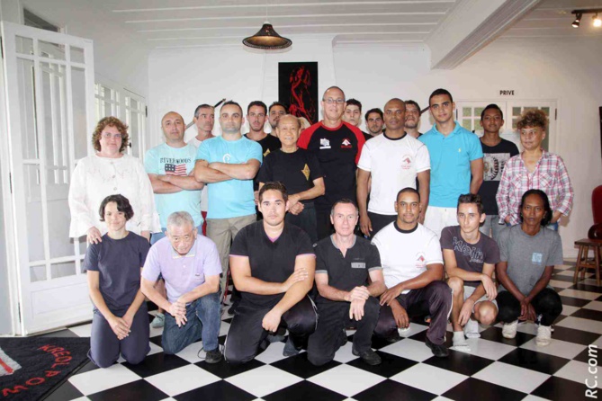 Belle photo de famille des stagiaires aux côtés de Sifu Lo Man Kam venu en «passeur de savoir»…