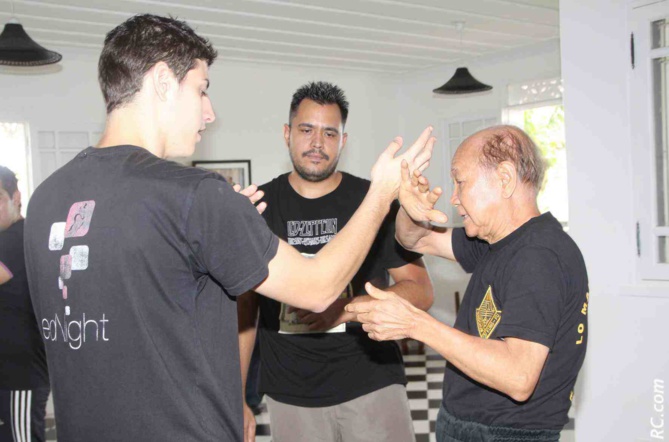 Exercices pratiques avec Maître Lo Man Kam… Exercices pratiques avec Maître Lo Man Kam…