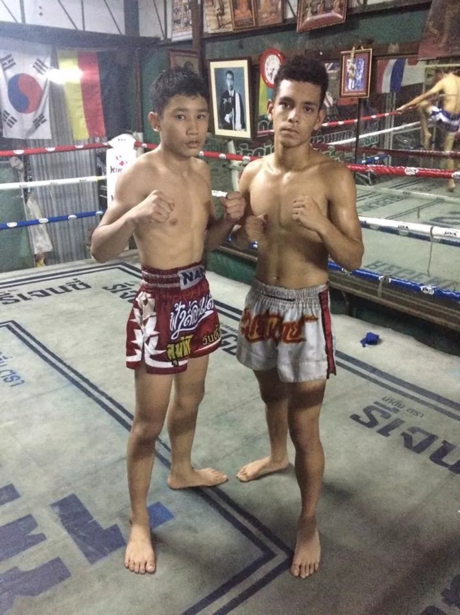 Dan Emma au camp d'entraînement Napunem,avec le champion junior de Bangkok Dan Emma au camp d'entraînement Napunem,avec le champion junior de Bangkok