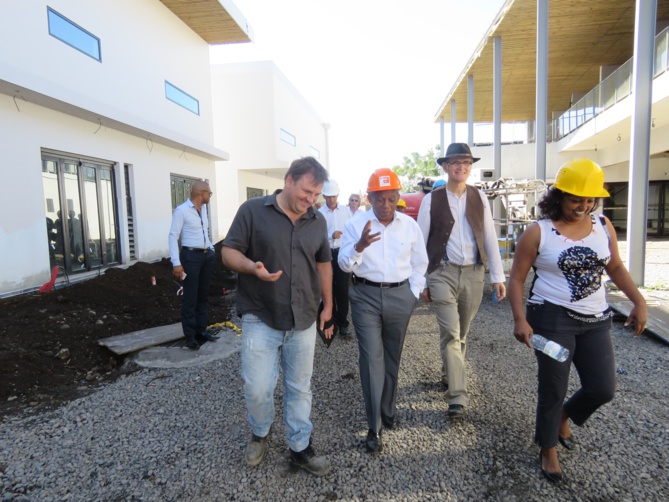 Après les travaux de gros oeuvre, les entreprises s'attèlent aux travaux de second œuvre, de même qu'à la réalisation du parvis et de l'entrée principale du site Après les travaux de gros oeuvre, les entreprises s'attèlent aux travaux de second œuvre, de même qu'à la réalisation du parvis et de l'entrée principale du site