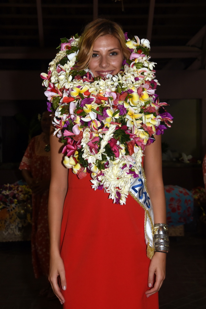 Qui se cache sous ces fleurs? Camille Cerf, Miss France, submergée par les colliers offerts! Qui se cache sous ces fleurs? Camille Cerf, Miss France, submergée par les colliers offerts!