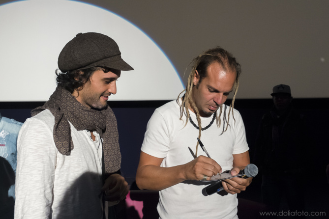 Séance de dédicaces pour le leader du groupe Séance de dédicaces pour le leader du groupe