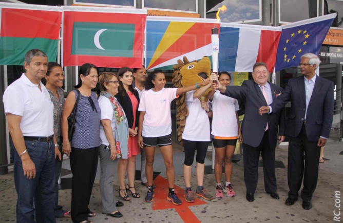L'arrivée de la flamme des JIOI à son arrivée à l'aéroport Roland Garros…