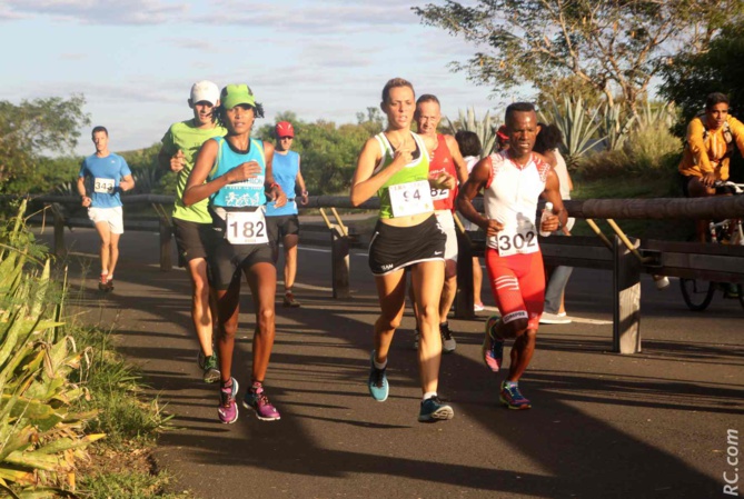 Un duel au coude à coude entre Eugenie Mareux (dossard 94) et Augustine Vadivélou (dossard 182) Un duel au coude à coude entre Eugenie Mareux (dossard 94) et Augustine Vadivélou (dossard 182)