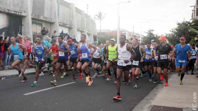 Départ devant le stade de Saint-Louis, direction l'Etang-Salé les Hauts Départ devant le stade de Saint-Louis, direction l'Etang-Salé les Hauts