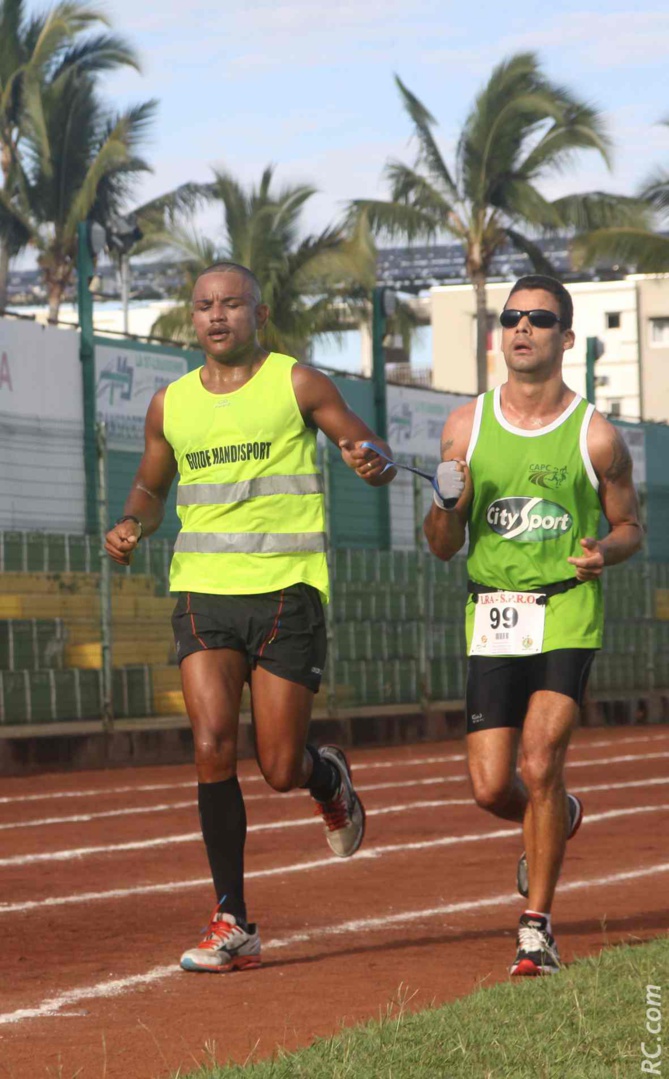 Un gros bravo au non-voyant Stéphane Séry, guidé par son ami Armand Sautron Un gros bravo au non-voyant Stéphane Séry, guidé par son ami Armand Sautron
