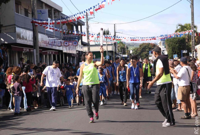 La basketteuse Evelyne Fary arrive sur la place de l'Hôtel de Ville…