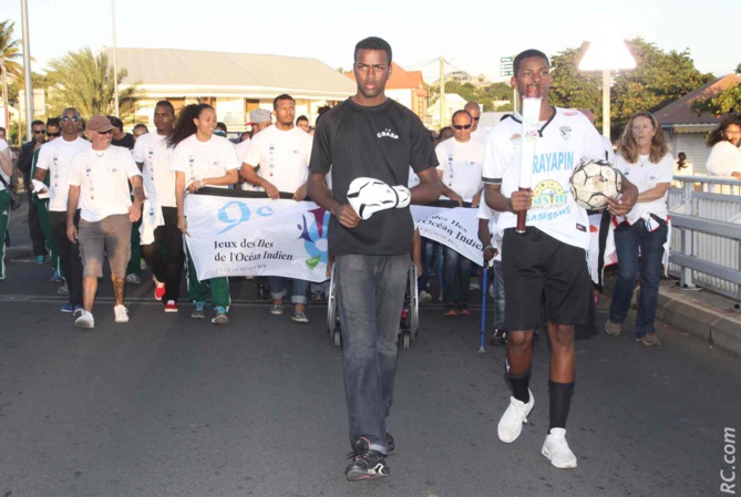 Les jeunes Ludovic Tirepied et Sonny Laiton ont porté le flambeau à Saint-Pierre Les jeunes Ludovic Tirepied et Sonny Laiton ont porté le flambeau à Saint-Pierre