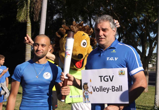 Au Tampon, quand le volley et la boxe française défilent côte à côte… Au Tampon, quand le volley et la boxe française défilent côte à côte…