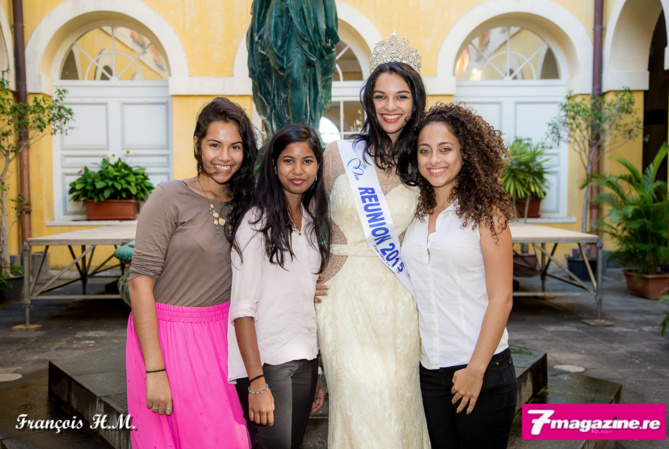 Et une petite photo souvenir avec ses fans inconditionnelles, ses meilleures amies Et une petite photo souvenir avec ses fans inconditionnelles, ses meilleures amies