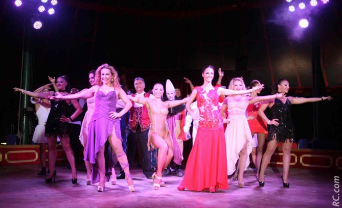 Un joli final avec tous les artistes de la troupes Un joli final avec tous les artistes de la troupes