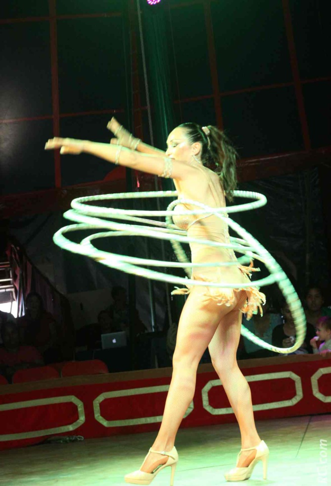 Les jolis coups de rein de Rosa Raluy, spécialiste du hula hoops