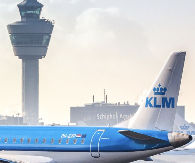 Une personne aspirée par les pales en rotation d'un avion de ligne Une personne aspirée par les pales en rotation d'un avion de ligne