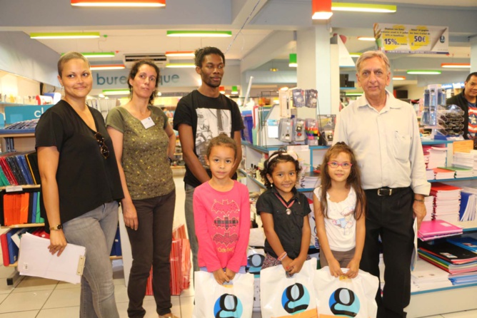 Les lauréats avec les membres du jury Les lauréats avec les membres du jury