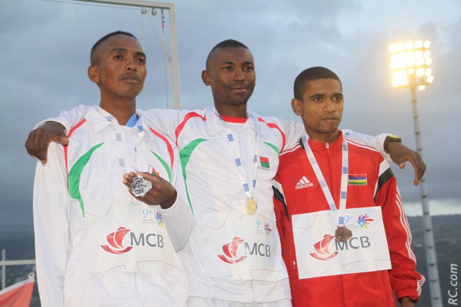 Hajanirina sur la plus haute marche du podium, devant Rakotomalala et Vilbrim.