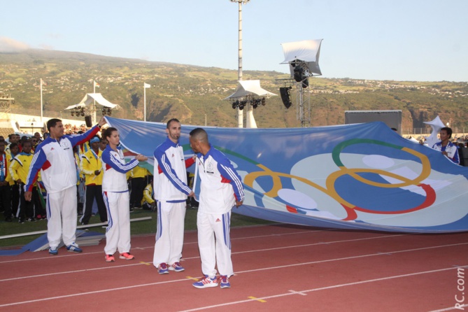 Un moment solennel pour l'arrivée du drapeau des Jeux au stade de Saint-Paul
