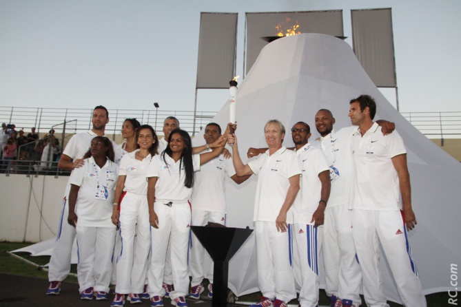 Les Olympiens de la Réunion devant la flamme. Que du beau monde