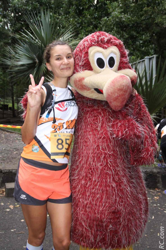 Estelle Carret, 3ème des 25 km. Elle termine ses courses toujours avec le sourire… Estelle Carret, 3ème des 25 km. Elle termine ses courses toujours avec le sourire…