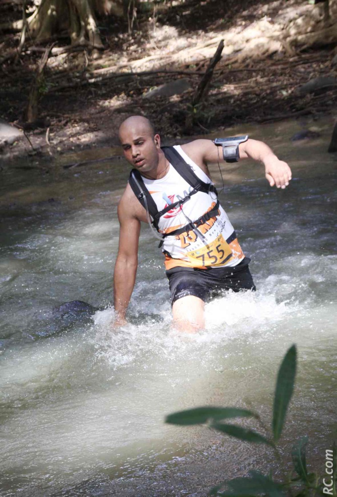 La traversée de la rivière à quelques 500 mètres de l'arrivée La traversée de la rivière à quelques 500 mètres de l'arrivée