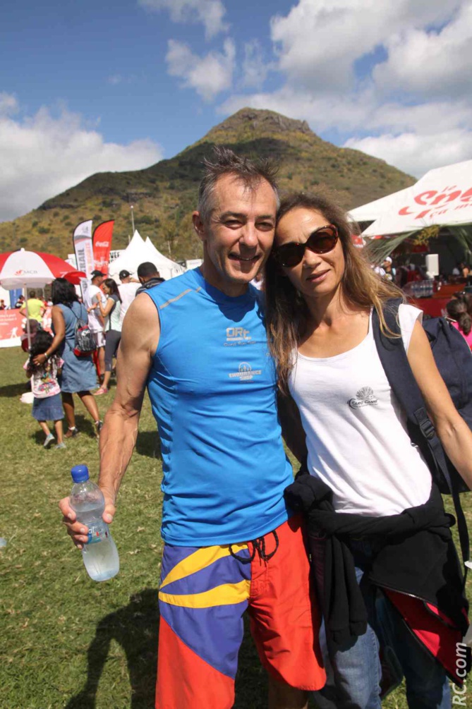 Le Réunionnais Alain Descorsier, 2ème V2 des 25 km, et Nicole Chane Foc, championne du monde de canne de combat. La Réunion lé en l'air!