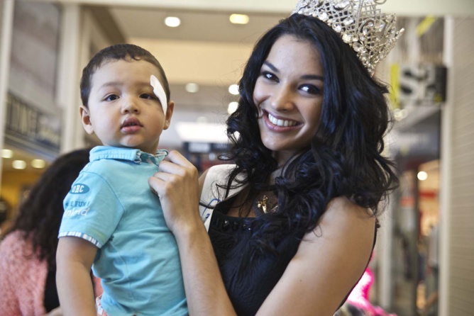 Miss Réunion en dédicaces au Carrefour de Saint-Pierre