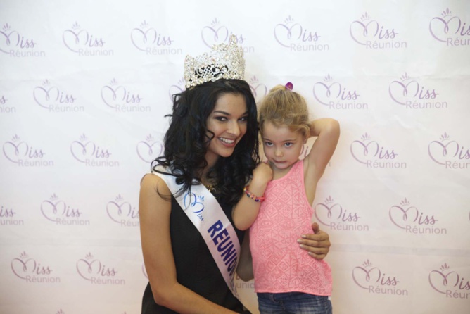 Miss Réunion en dédicaces au Carrefour de Saint-Pierre