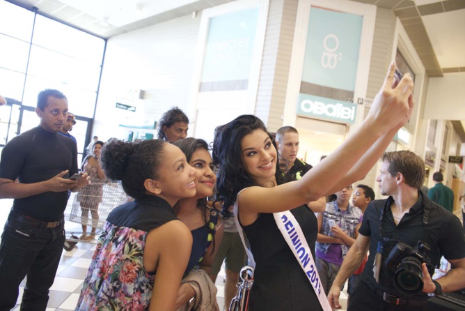 Miss Réunion en dédicaces au Carrefour de Saint-Pierre Miss Réunion en dédicaces au Carrefour de Saint-Pierre