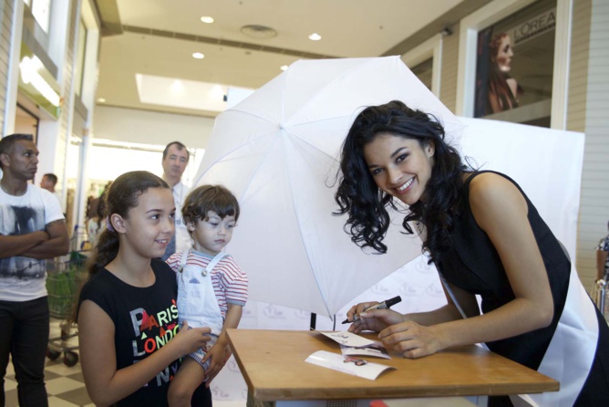 Miss Réunion en dédicaces au Carrefour de Saint-Pierre Miss Réunion en dédicaces au Carrefour de Saint-Pierre