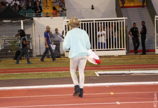 Dans les mains de Catherine Paoli du COJI, le drapeau malgache repris des mains de l'athlète sur le podium, prend la direction des vestiaires….