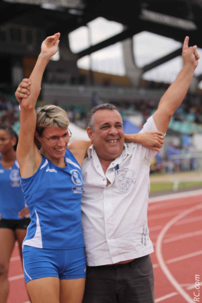Le président Gilles Hubert félicite Peggy Lopez, médaillée d'or sur le 400 m