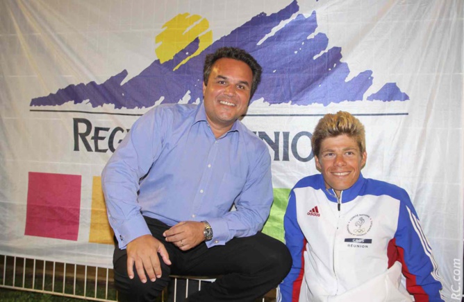 Le président de la Région Réunion Didier Robert est venu féliciter David Hauss après sa belle victoire sur le 5000 m. L'image d'une Réunion qui gagne.