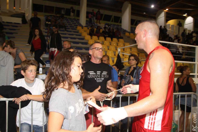 Manu Payet retrouve son entraîneur Fabrice Mélano et sa fille qui a versé quelques petites larmes lors de cette soirée.