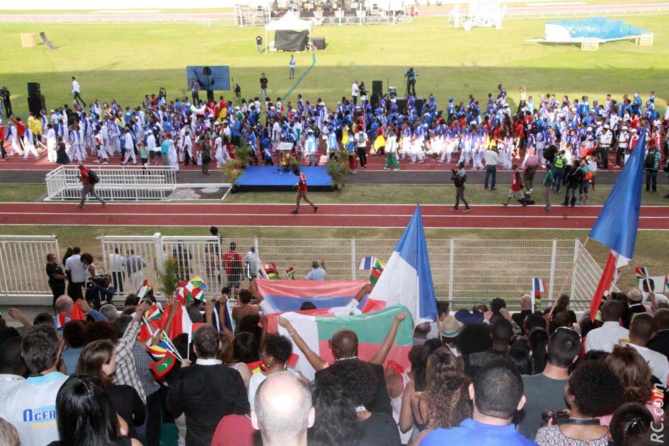 « Que les athlètes soient mélangés » avaient annoncé l'animateur. Et ils défilèrent ainsi pour clôturer les 9èmes Jeux des Iles de l'Océan Indien.