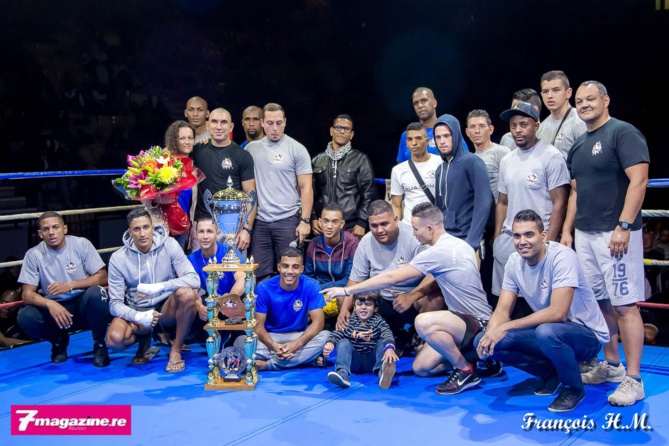 Photo de famille avec les organisateurs et les combattants