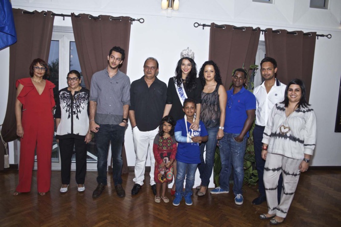 Azuima avec son père à ses côtés et sa famille Azuima avec son père à ses côtés et sa famille