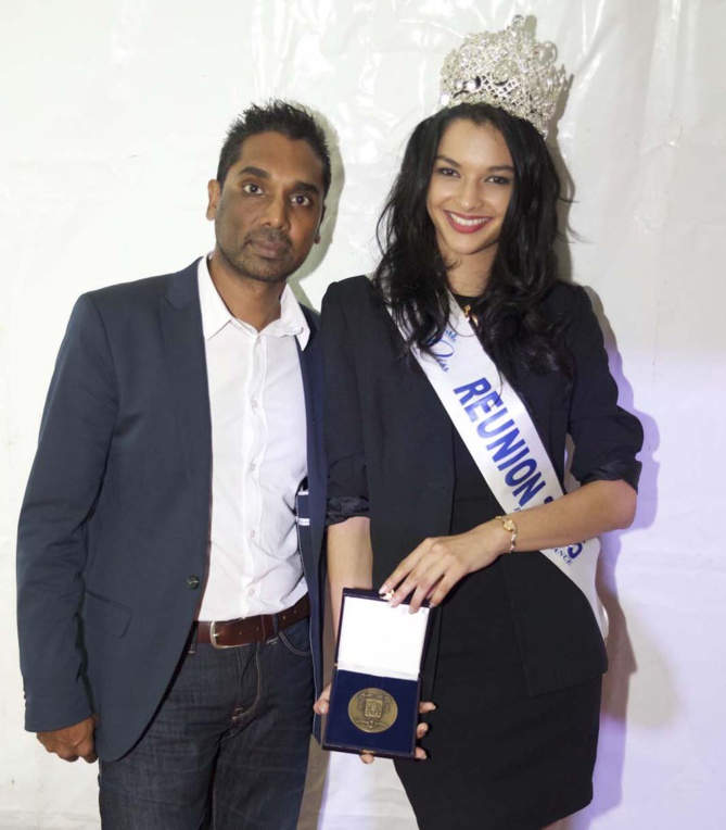 C'est Patrice Selly, 1er adjoint au maire, qui a remis la médaille de la Ville de Saint-Benoît à Miss Réunion 2015