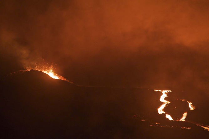 L'éruption continue mais faiblit L'éruption continue mais faiblit