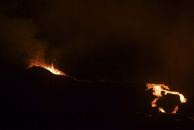 L'éruption continue mais faiblit L'éruption continue mais faiblit