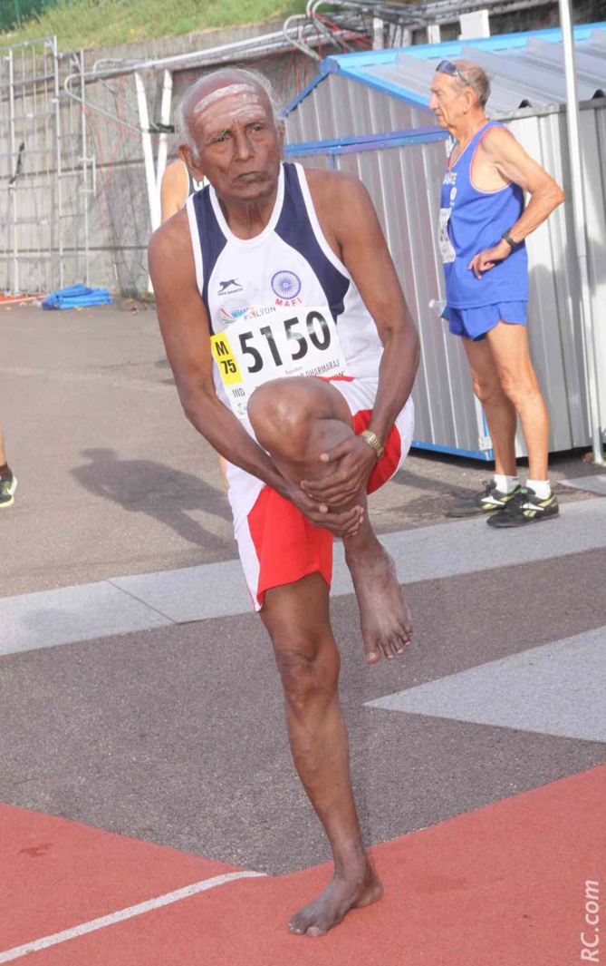 Mal au genou ? Non un bon échauffement pour ce coureur de la catégorie des 75 ans.