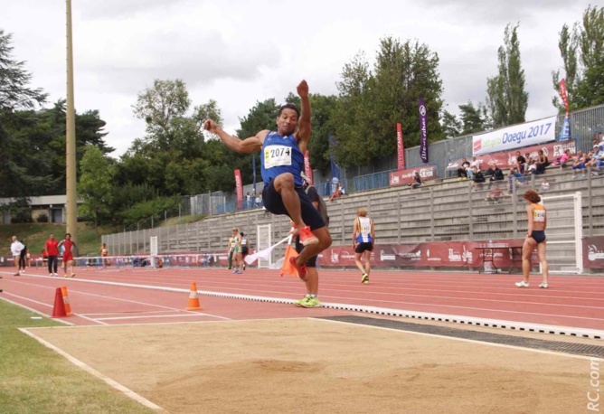 Le saut de Bakri Darouèche à 7, 08m, synonyme d'argent derrière le jamaïcain James Beckford. Le saut de Bakri Darouèche à 7, 08m, synonyme d'argent derrière le jamaïcain James Beckford.