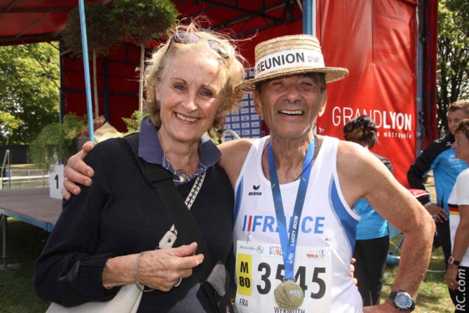 Le Strasbourgeois Jean-Pierre Wermuth 3ème du semi-marathon chez les 80 ans, accueilli chaleureusement pas son épouse.