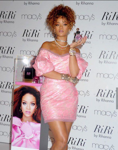 Riri by Rihanna, total look girly!